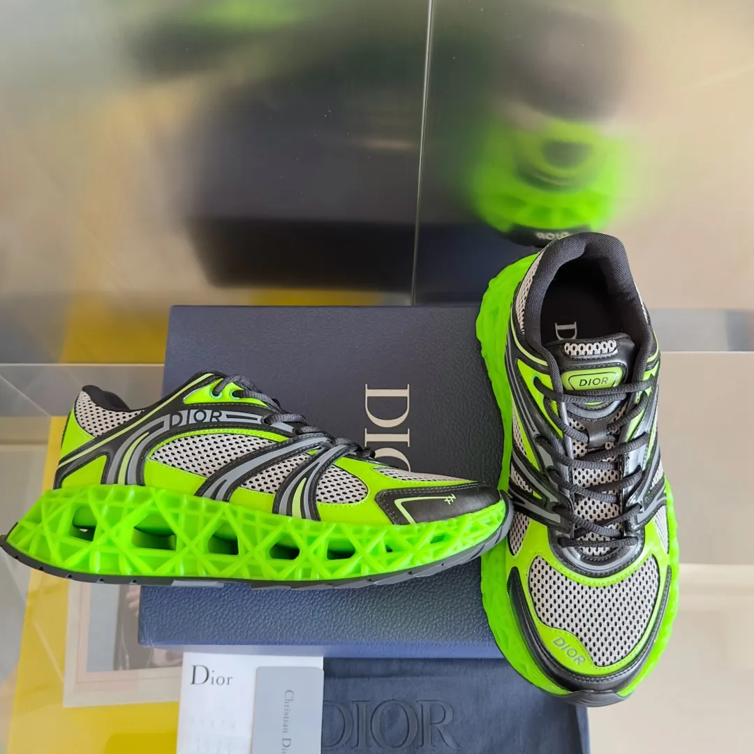 【DIOR】P:800💰 Men's 39-44. (Male 45.46 custom-made) Dior kawa Dior joint 2025ss casual sports shoes‼ ️ Reinterpret running shoes with dior’s haute couture style. b35 is made of fine-textured leather and mesh fabric materials. It can be worn in all seasons, is comfortable and breathable, and has many lines on the shoe body to outline details. It has a full retro three-dimensional feel and can create a casual look all year round!